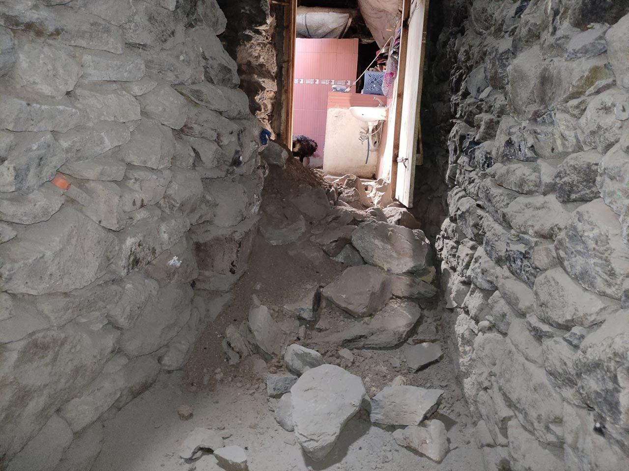 Ardahan'da 5.0'lık depremin verdiği hasar böyle görüntülendi - Resim: 3