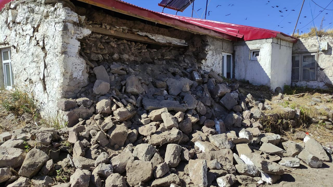 Ardahan'da 5.0'lık depremin verdiği hasar böyle görüntülendi