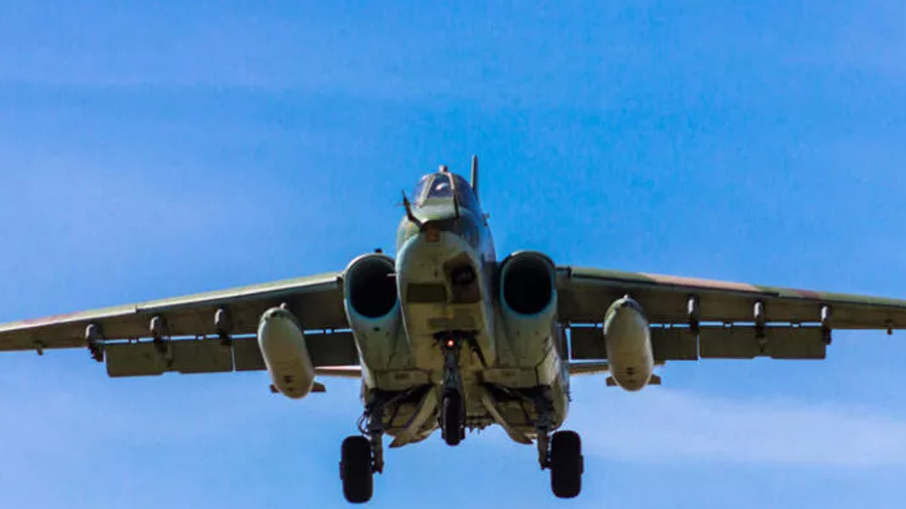Komşuda tedirgin eden anlar: Su-25 tipi savaş uçağı düştü!