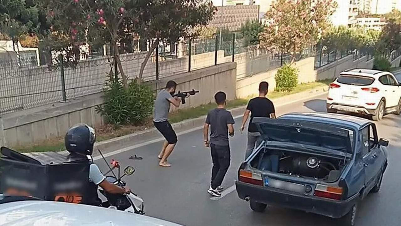 Trafikte pompalı tüfekli maganda kamerada!