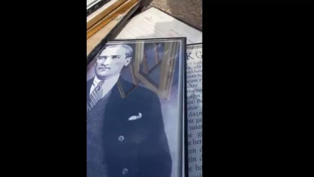 Olay iddia: İstiklal Marşı, Gençliğe Hitabe ve Atatürk portresini hurdacıya satmışlar!