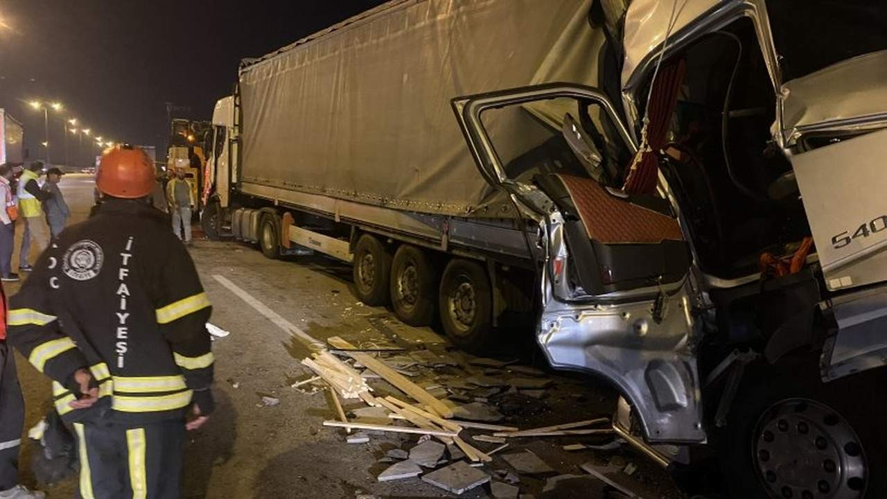 TEM’de 3 TIR birbirine girdi: 1 ağır yaralı