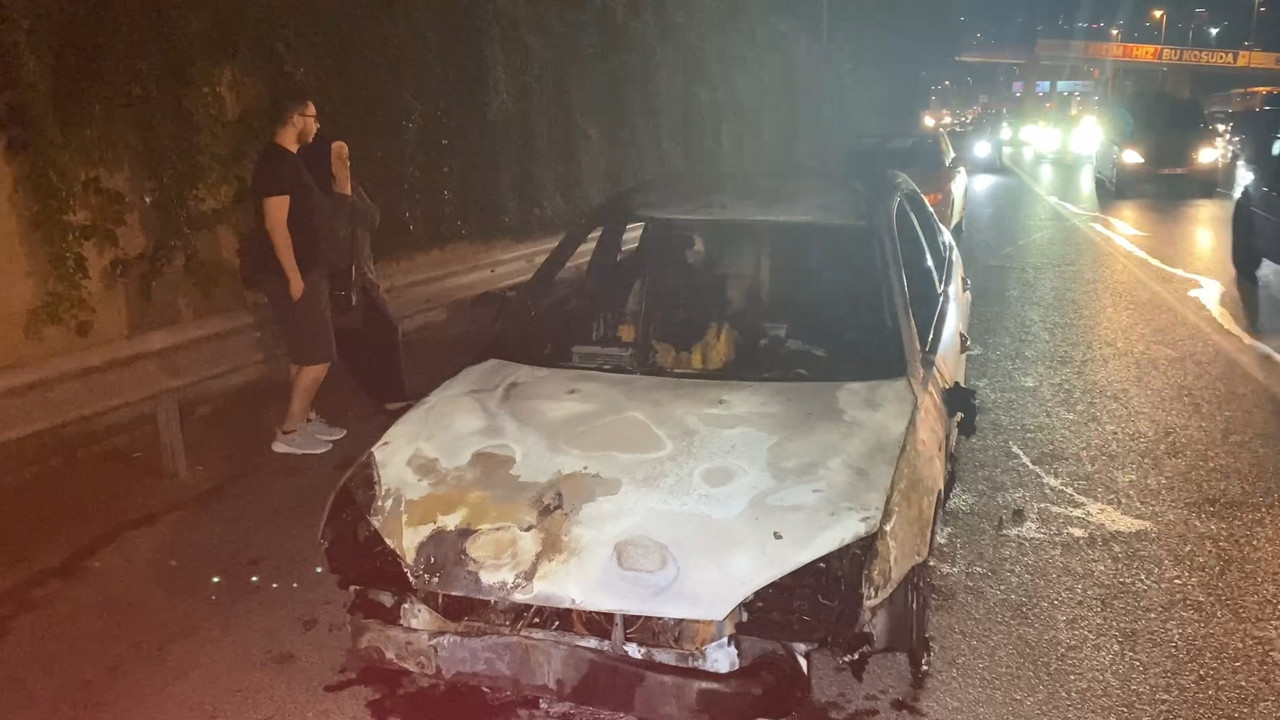 İstanbul'da bir otomobil alev alev yandı