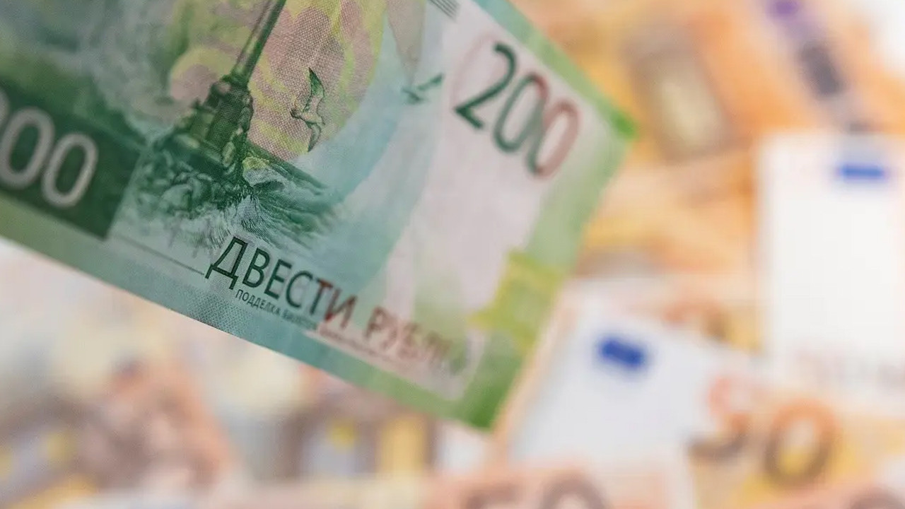 Ruble, euro karşısında 8 yılın zirvesinde
