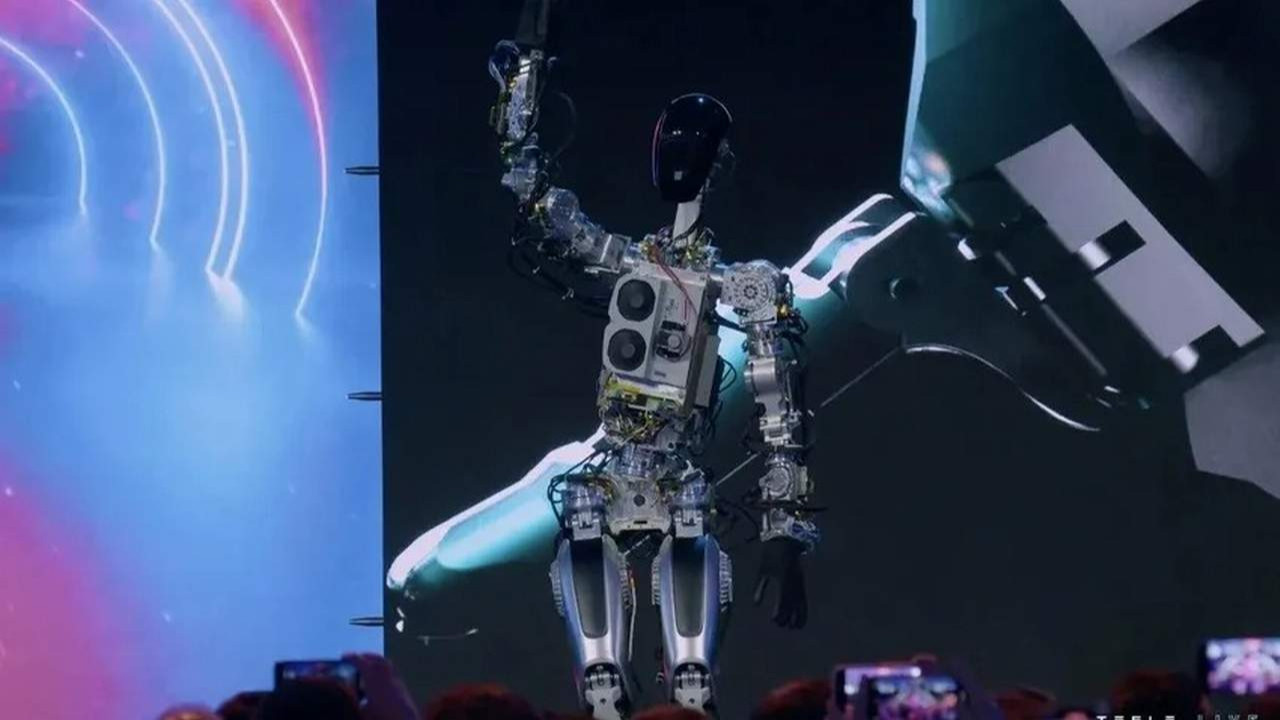 Elon Musk insansı robot Optimus'u tanıttı