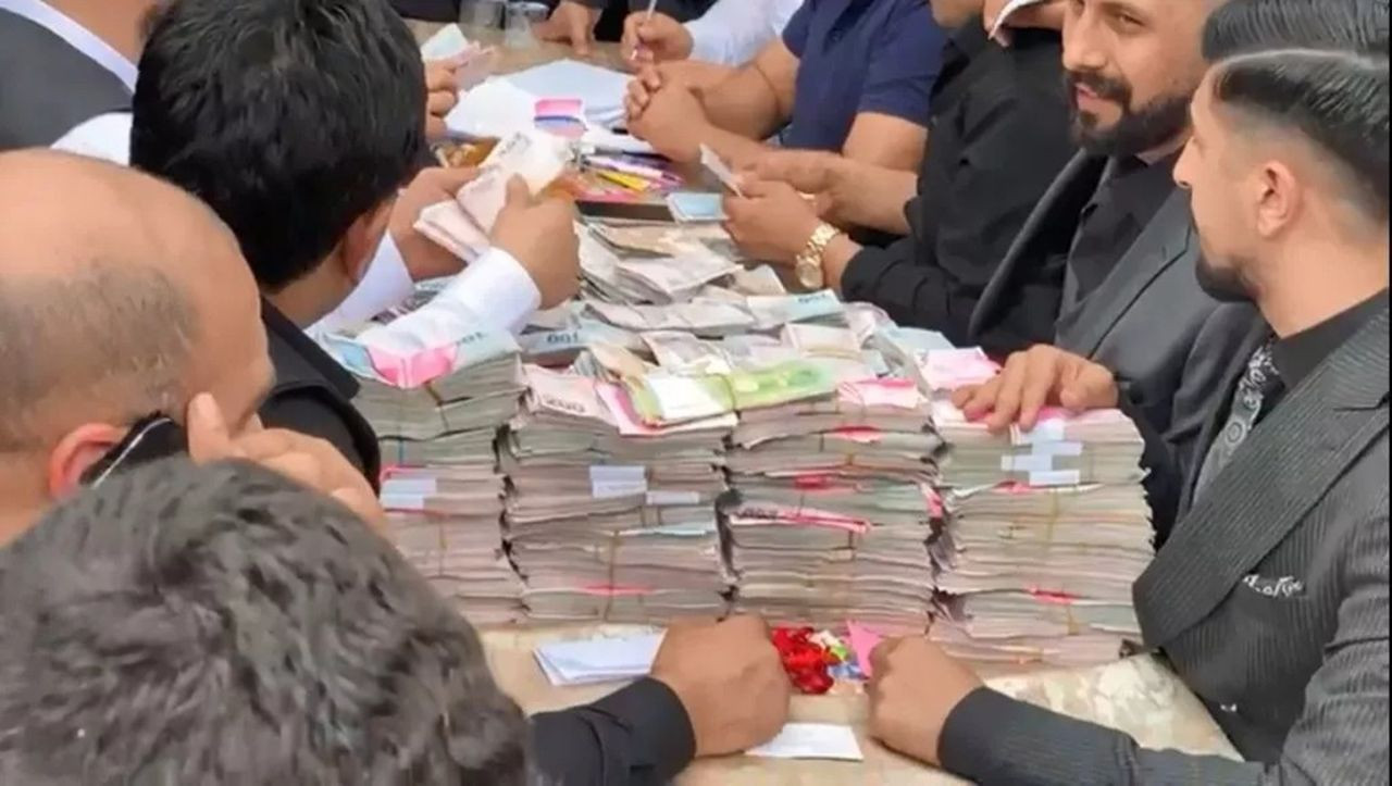 Gelin ve damada taktıklarıyla aşiret düğününün ''hakkını'' verdiler - Resim: 1