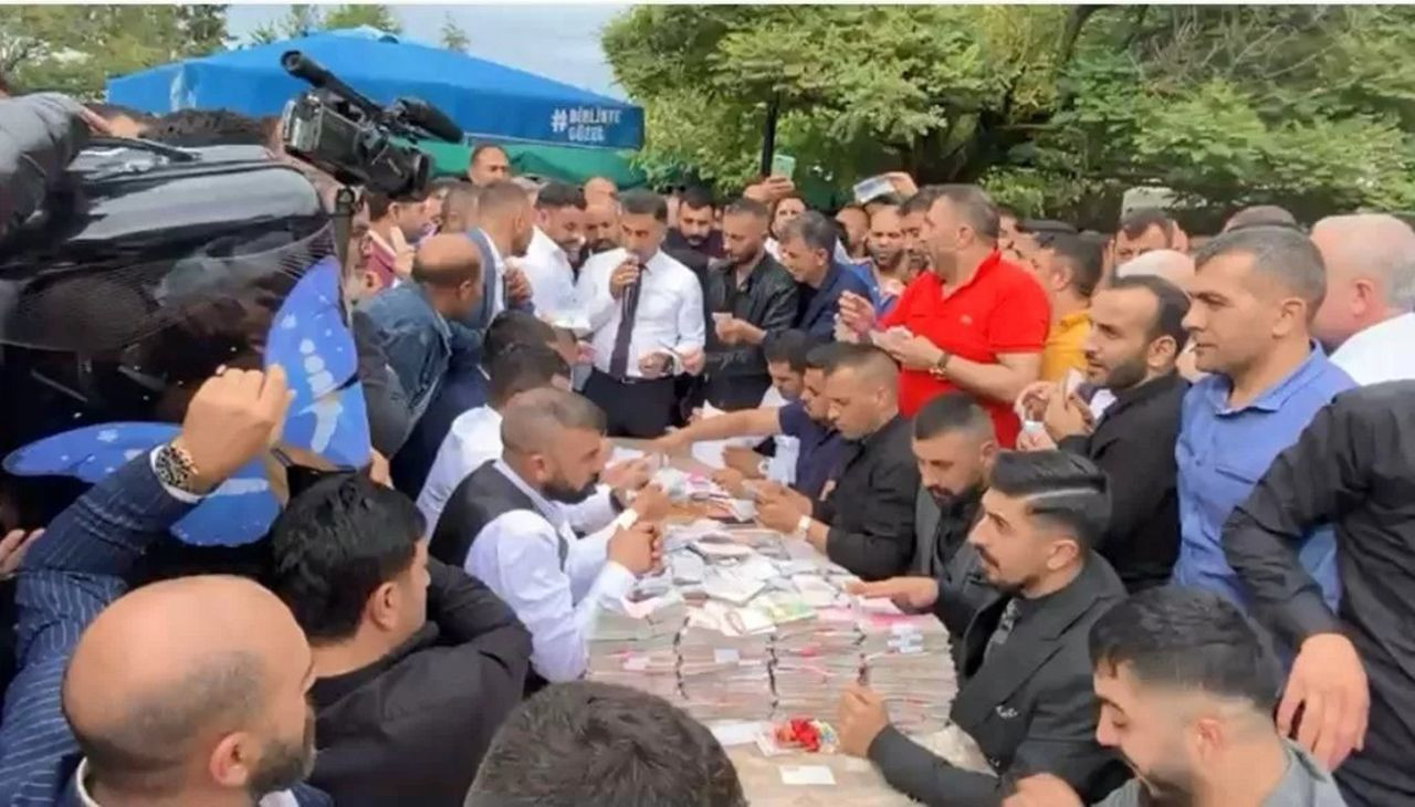 Gelin ve damada taktıklarıyla aşiret düğününün ''hakkını'' verdiler - Resim: 4