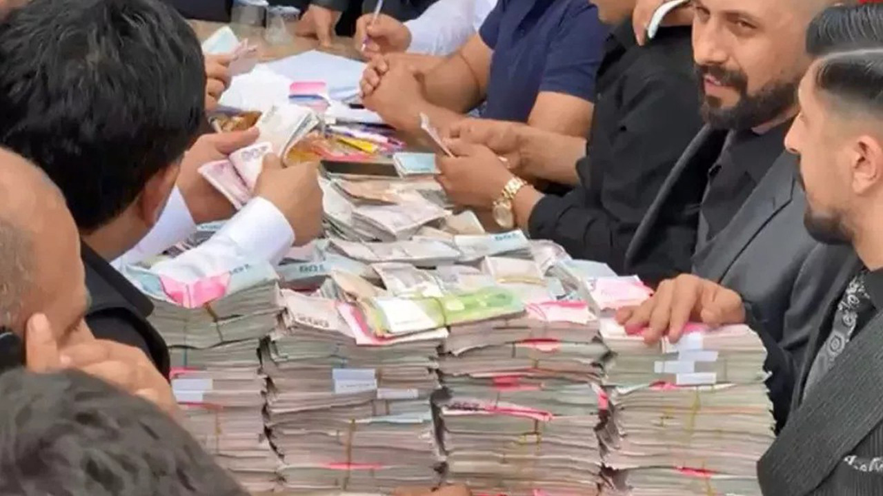 Gelin ve damada taktıklarıyla aşiret düğününün ''hakkını'' verdiler