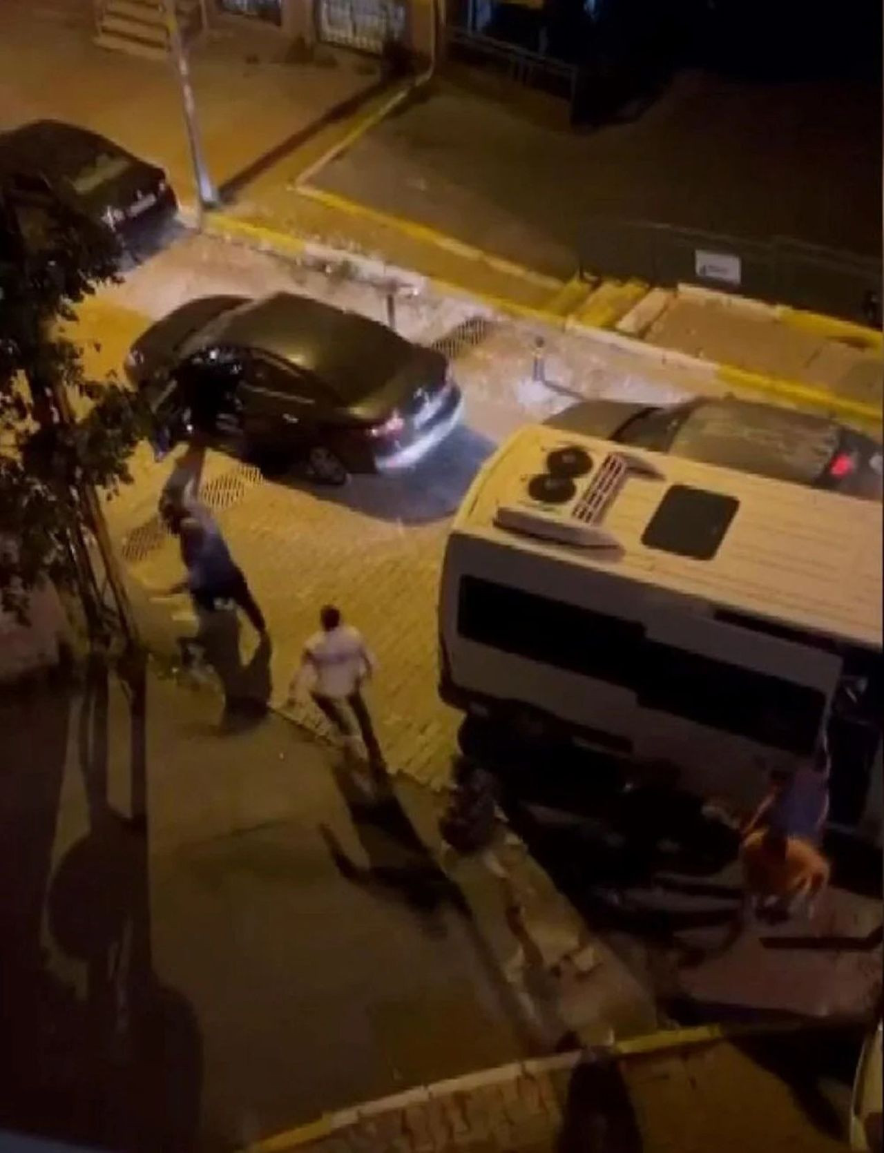 Şehir magandaları kamerada! İstanbul trafiğinde 7 kişi bir olup saldırdı - Resim: 3