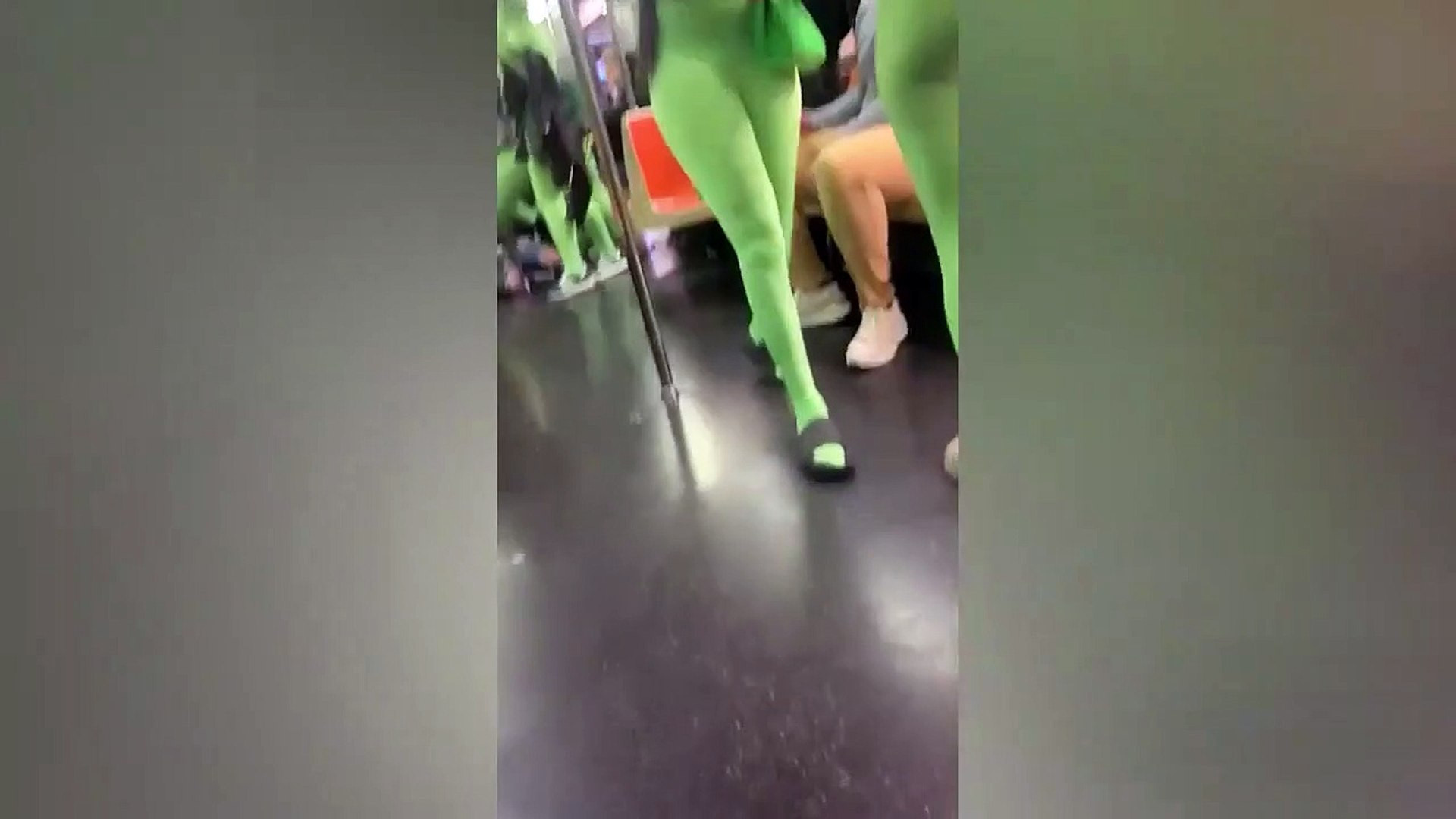 ''Yeşil giyen kadınlar'' metroda dehşet saçtı