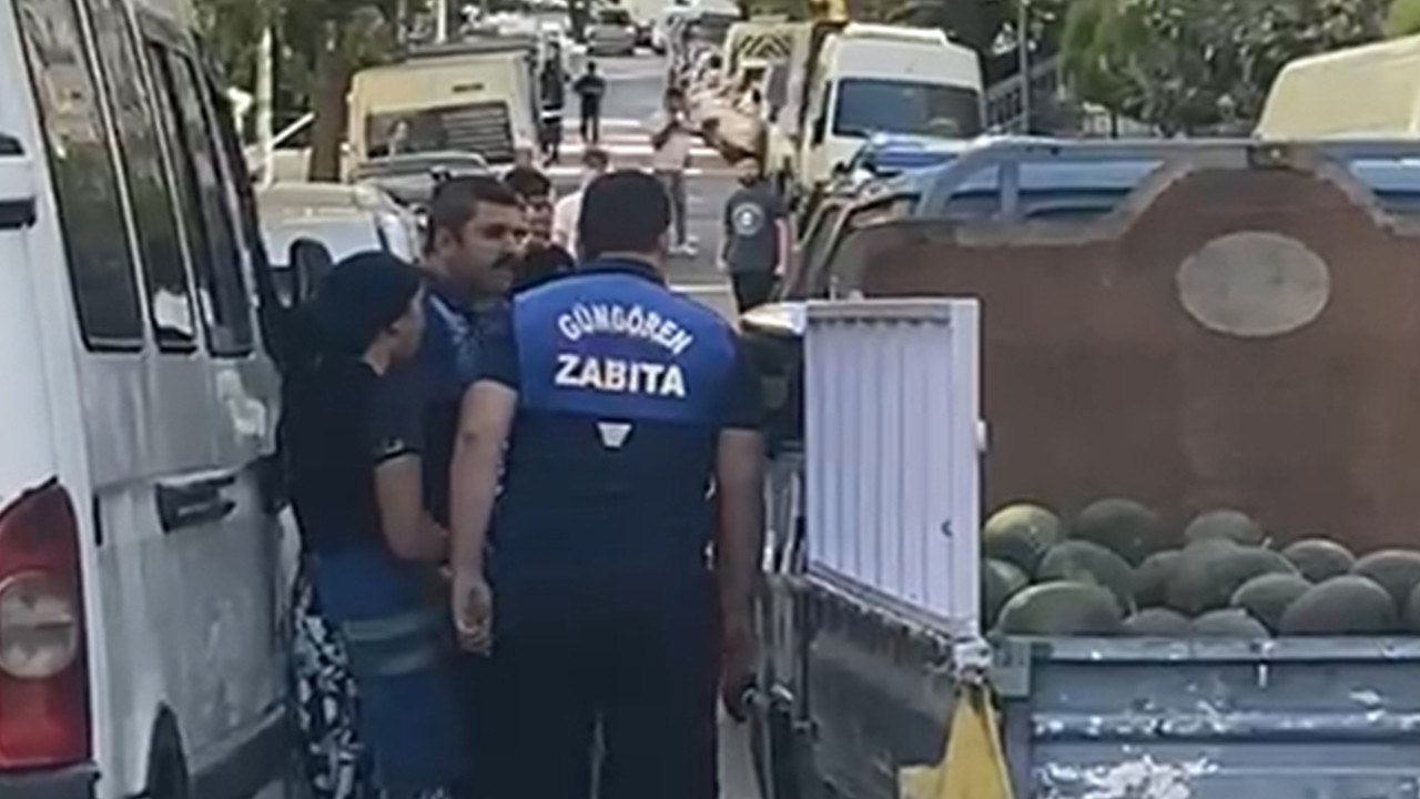 Skandal görüntüler! Zabıta seyyar satıcıyı tokatladı