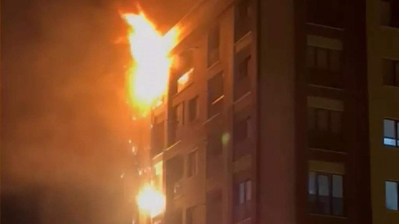 İstanbul'da 14 katlı binada yangın
