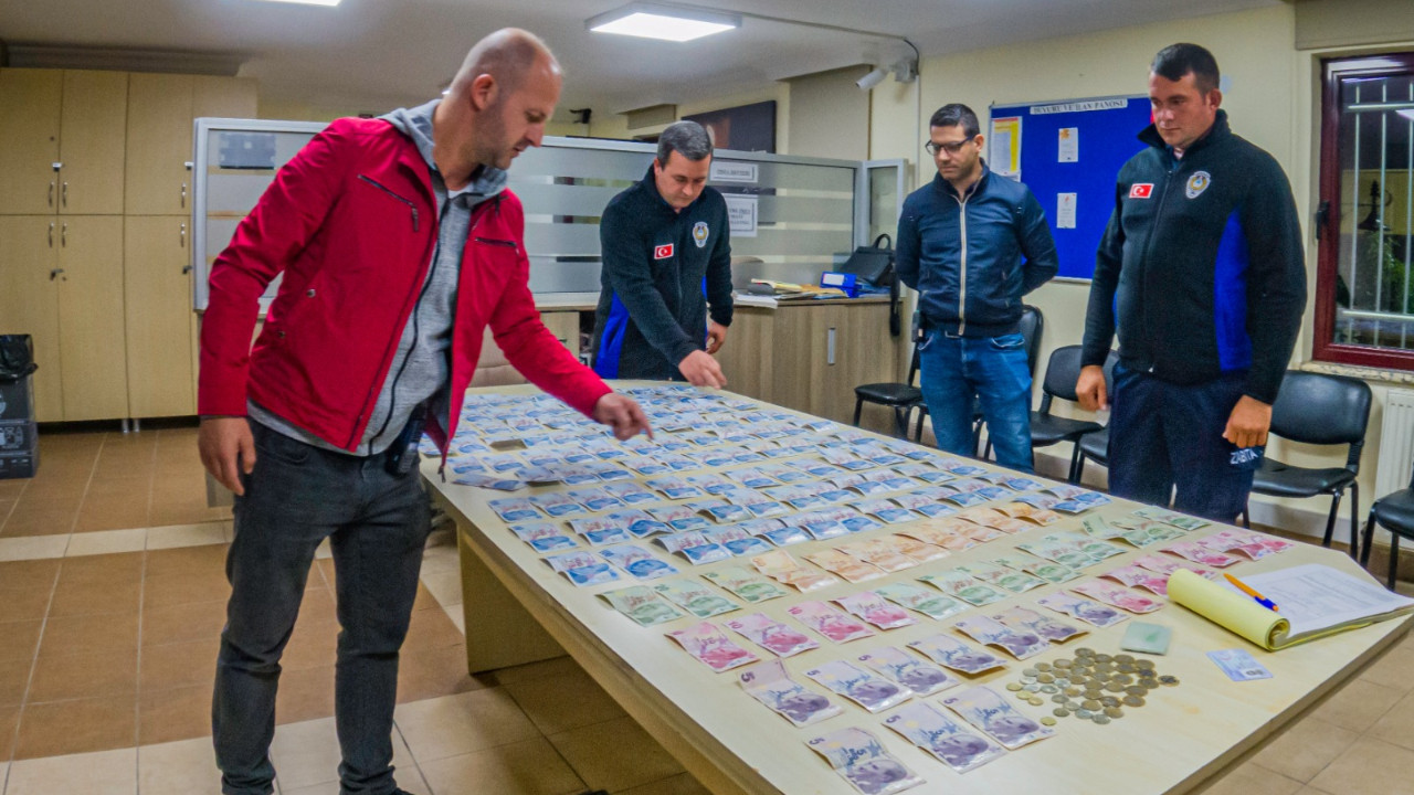 Ayaklı bankamatik gibi dilenci! Üzerinden çıkan paralar say say bitmedi