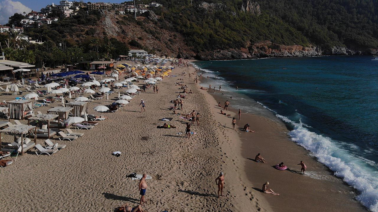 Bu fotoğraflar Türkiye'de çekildi! Sıcaktan bunalanlar sahilleri doldurdu - Resim: 1