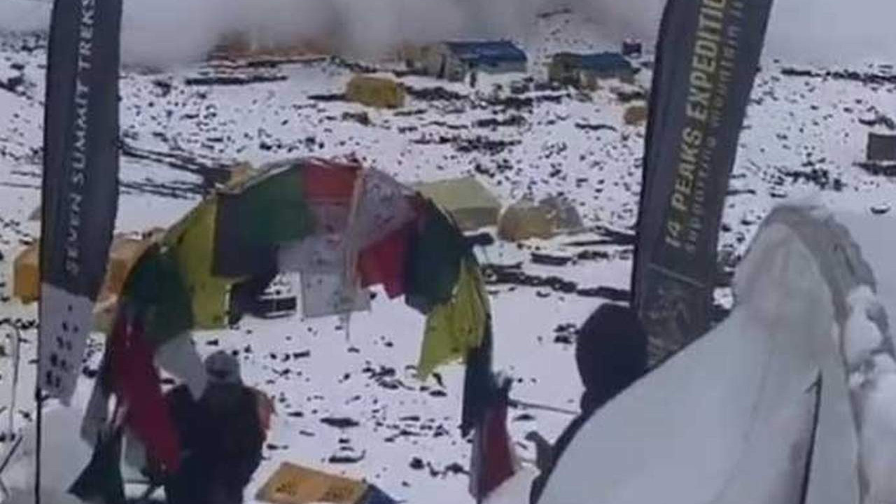 Himalayalar’da 19 dağcıyı yutan çığ saniye saniye kamerada