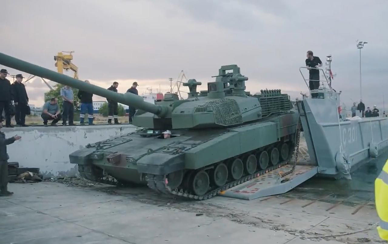 ANADOLU gemisine yüklenen Altay tankı sahile çıkarma yaptı - Resim: 2