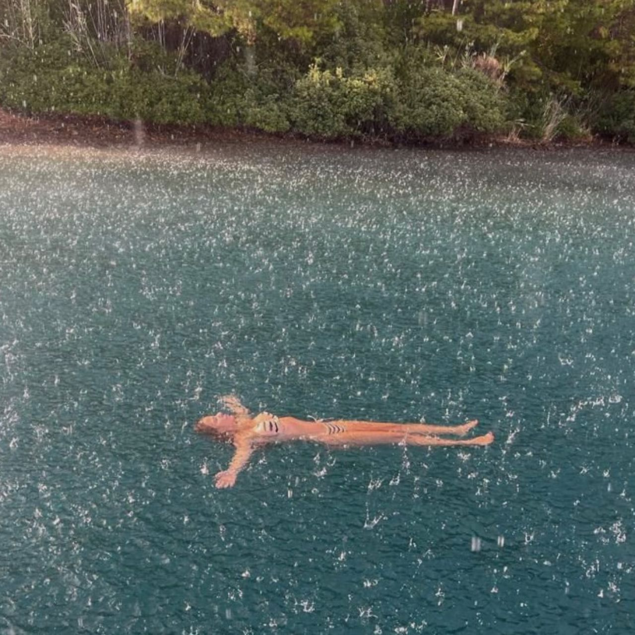 Simge Sağın yaz bitmiş, yağmur yağıyormuş dinlemedi! Cesur bikinisiyle kaçamağı olay oldu - Resim: 4