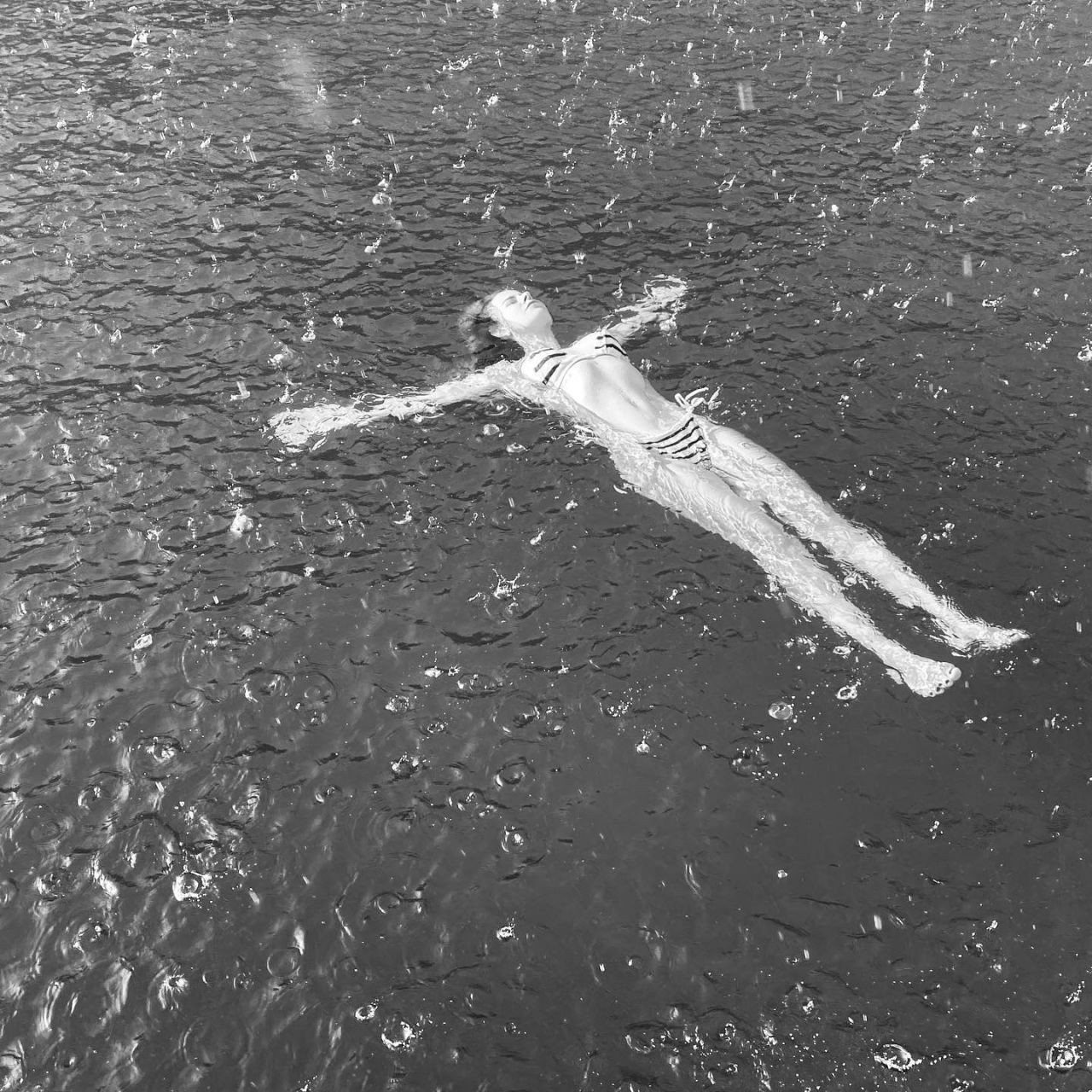 Simge Sağın yaz bitmiş, yağmur yağıyormuş dinlemedi! Cesur bikinisiyle kaçamağı olay oldu - Resim: 2