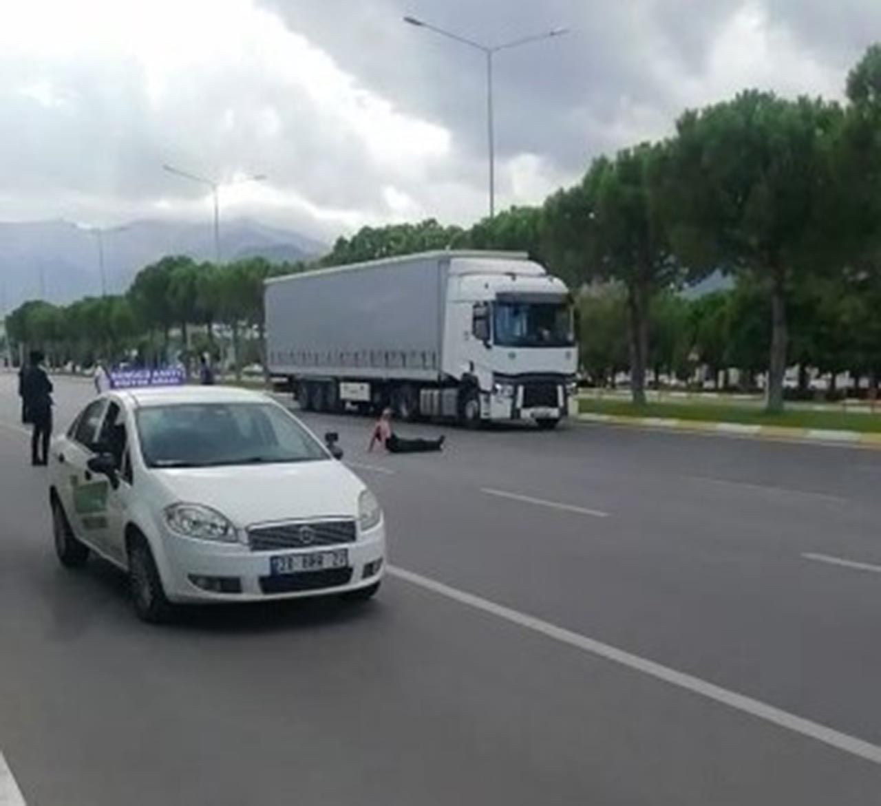 Yola yatan avukat, kendisine yardım etmek isteyen kadına kabusu yaşattı - Resim: 3