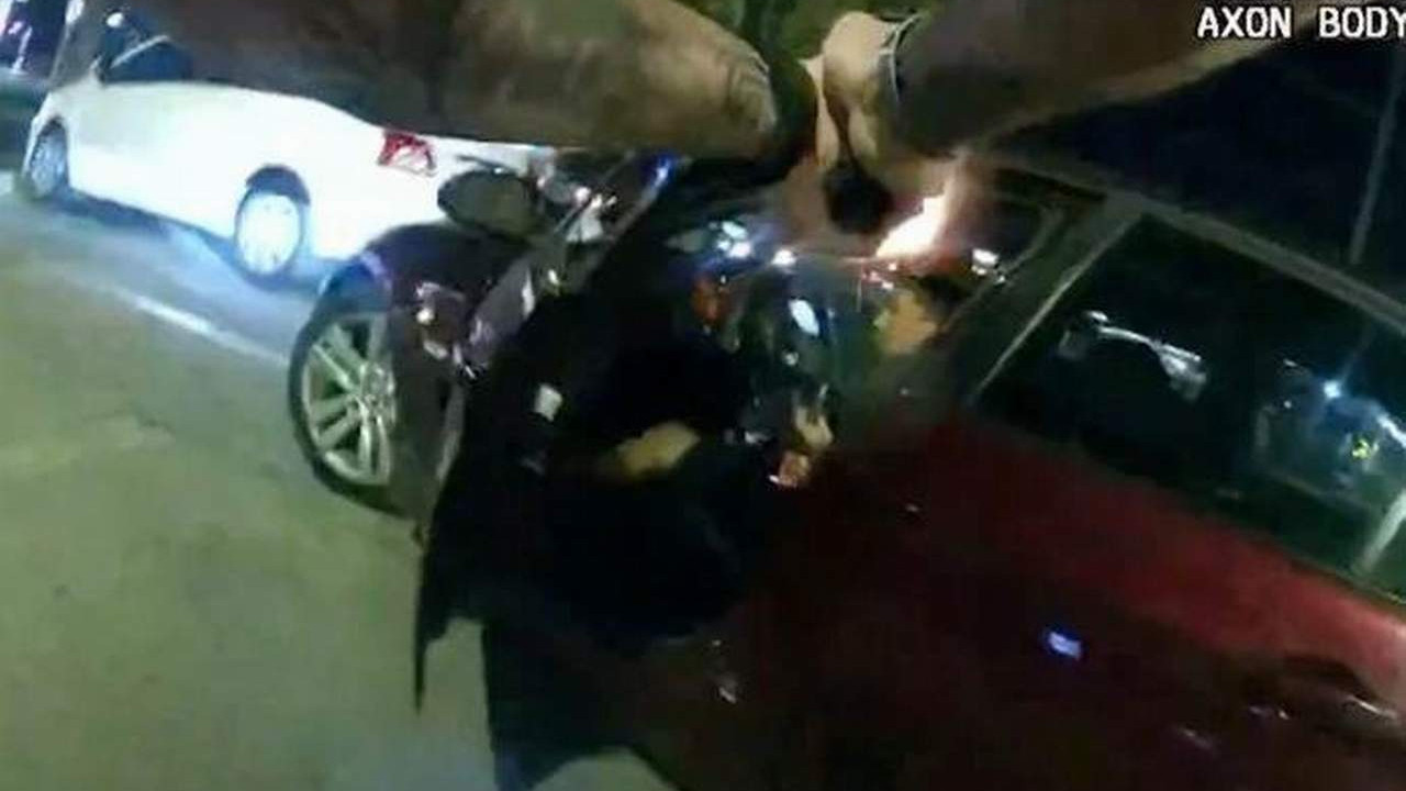Polis aracında hamburger yiyen çocuğu vurdu