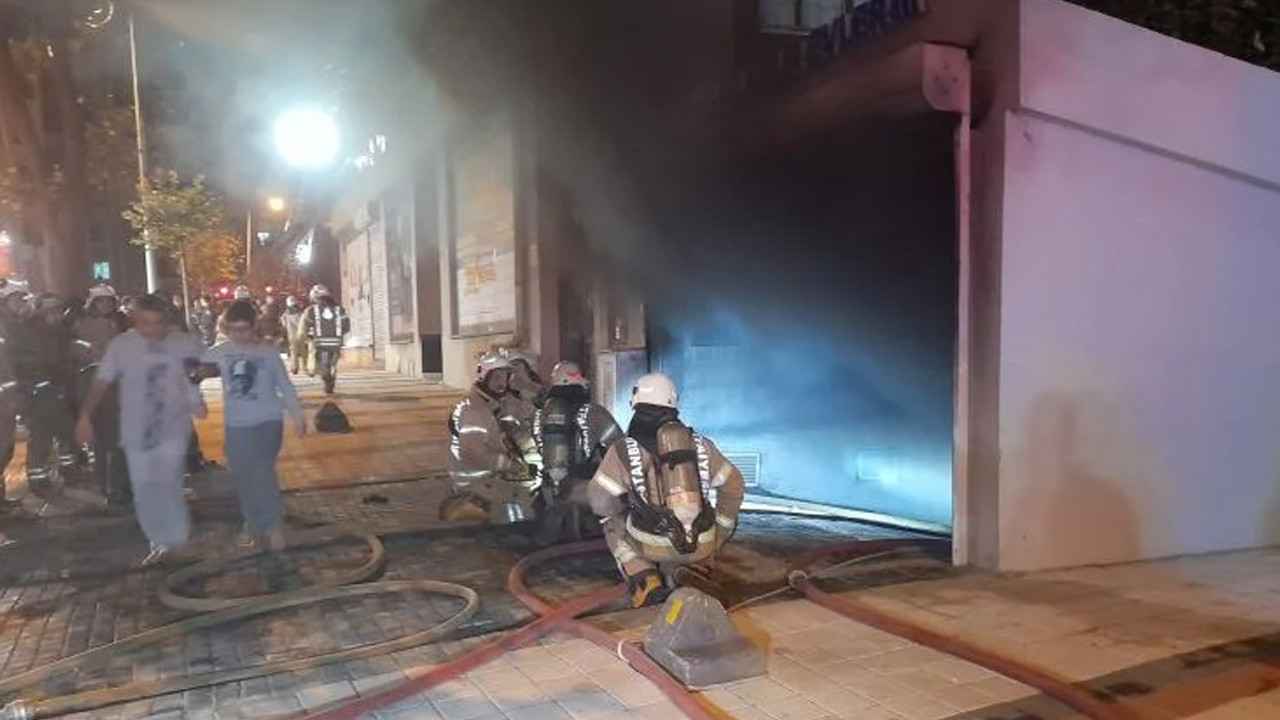 İstanbul'da alevli gece! 2 otomobil yandı, bina sakinleri mahsur kaldı