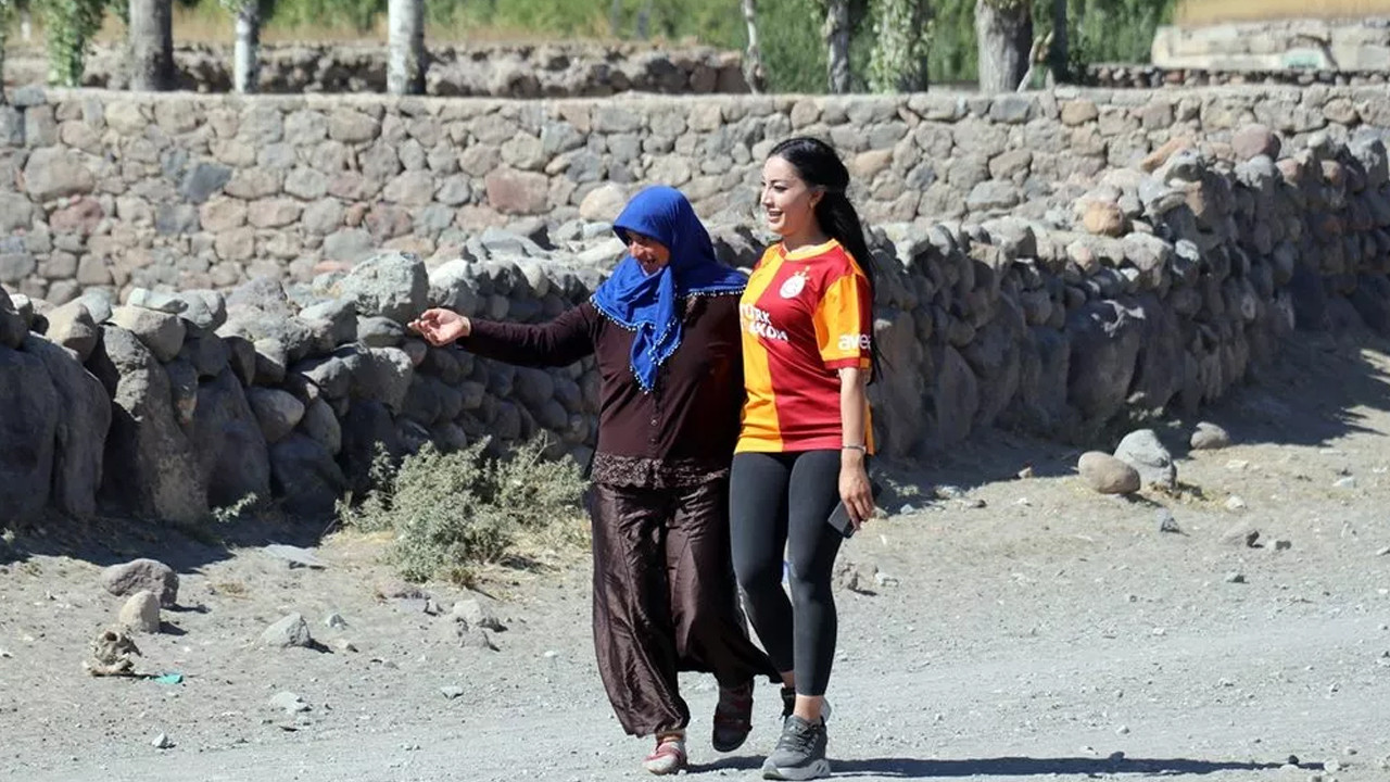 Ağrı'nın kadın muhtarı yaptıklarıyla şaşkına çevirdi: Dua almak bana yetiyor