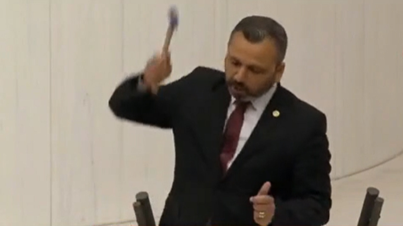 CHP'li vekil Meclis kürsüsünde cep telefonu parçaladı