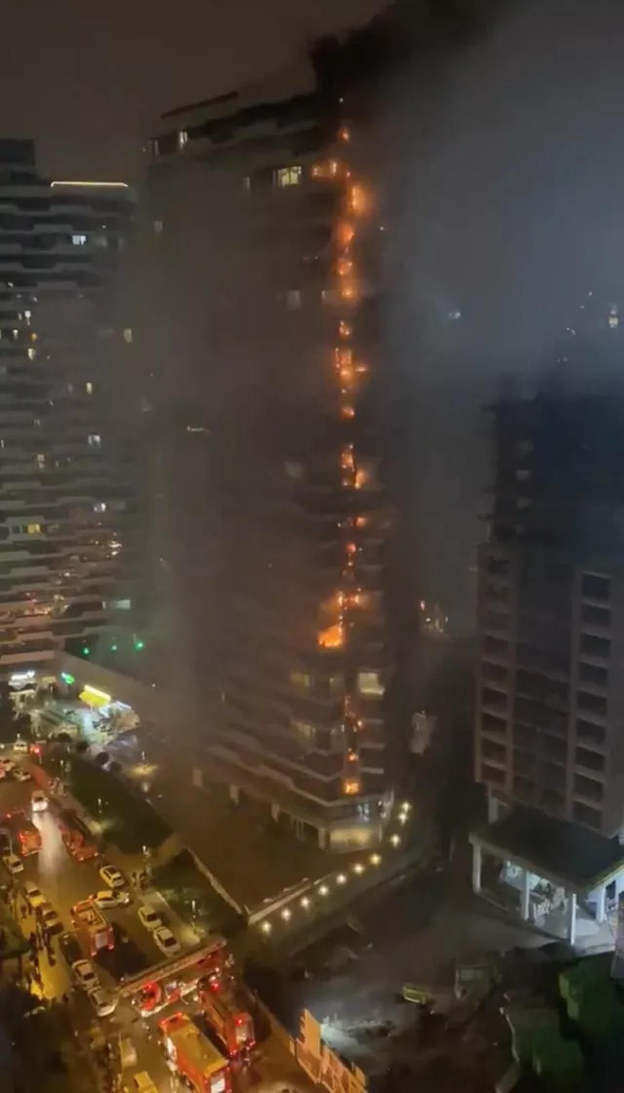 Alevler gökyüzüne ulaştı: İstanbul'da lüks rezidansta yangın - Resim: 3