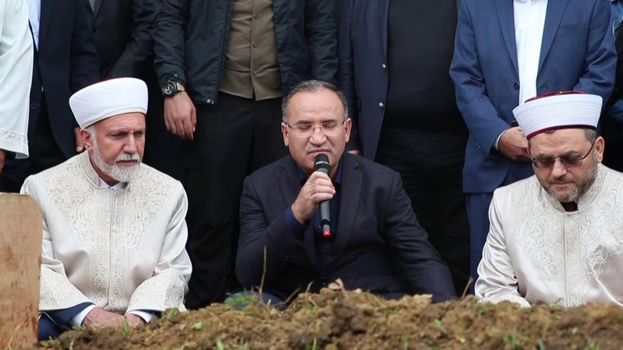 Bakan Bozdağ o anlarla ilgili açıklama yaptı: Asıl kınanacak, Kur’an okuyan Bakan değildir