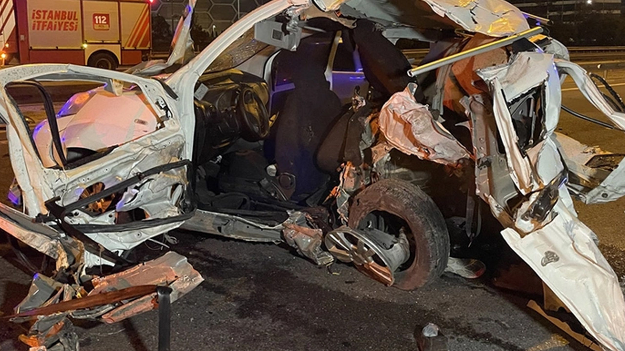 İstanbul'da feci kaza! Otomobil bu hale geldi