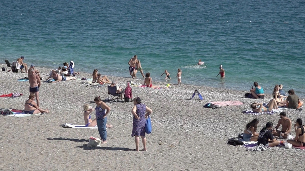 Antalya'da Ekim ayında güneşli hava: Turistler sahilleri doldurdu