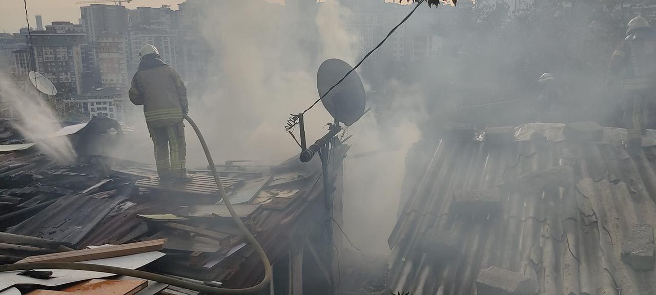 İstanbul'da korkutan yangın! 2 gecekondu küle döndü - Resim: 1