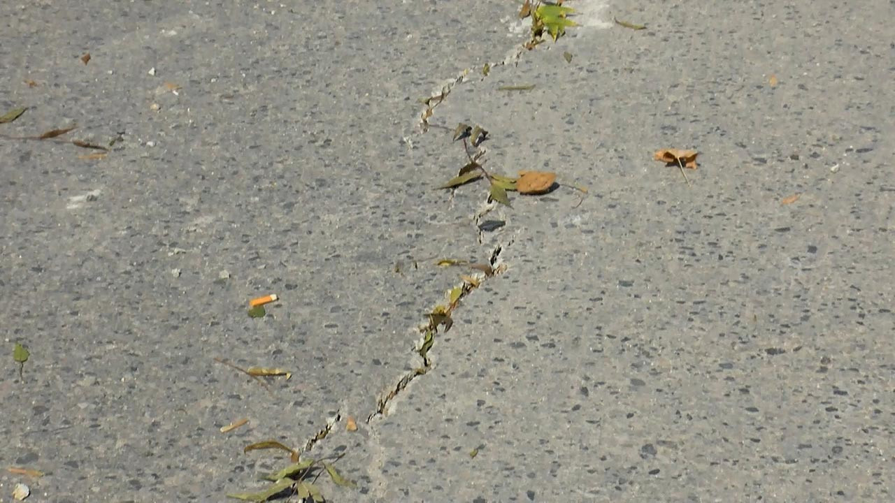 İstanbul'da korkutan çatlaklar! Vatandaş diken üstünde