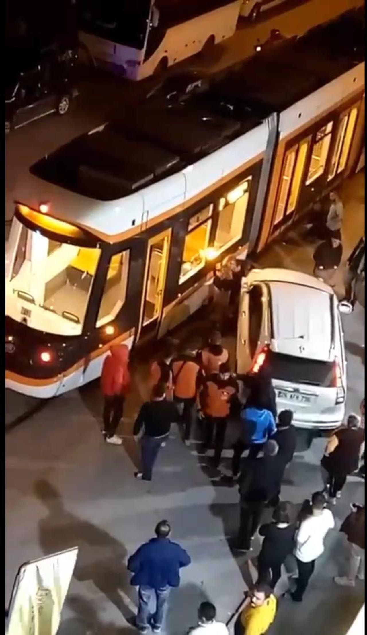 Tramvayla cipin arasına sıkıştı! El birliğiyle cipi böyle taşıdılar - Resim: 1