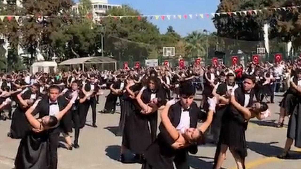 İzmir Atatürk Lisesi öğrencilerinden 29 Ekim'de vals gösterisi