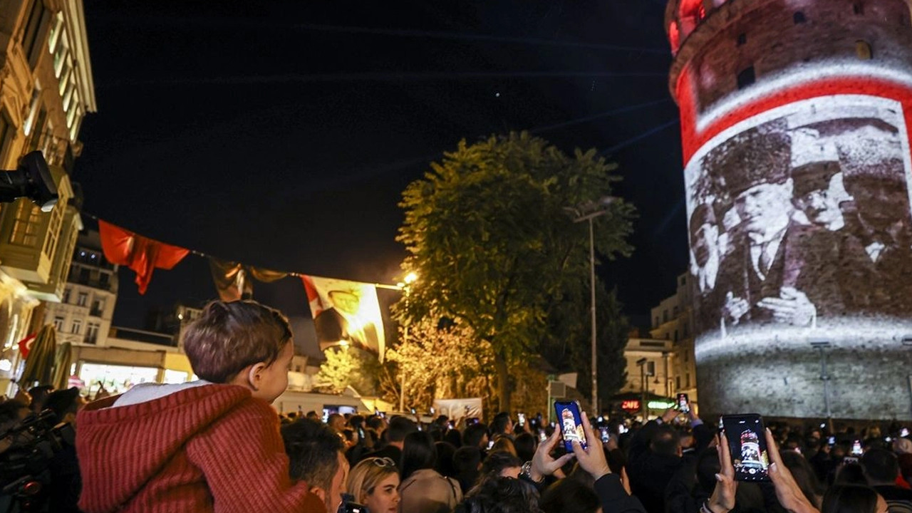 Herkes telefona sarıldı: İstanbul'da muhteşem 29 Ekim gösterisi