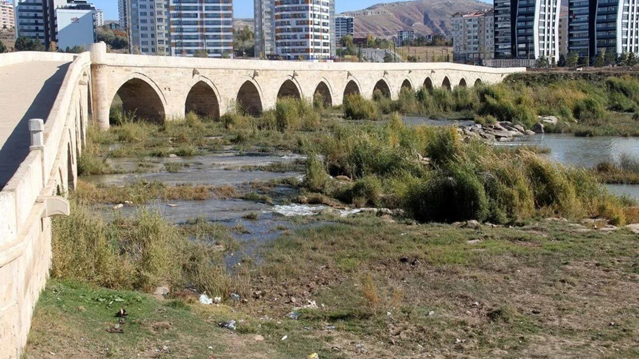 Türkiye'nin en uzun nehrinde korkutan görüntü