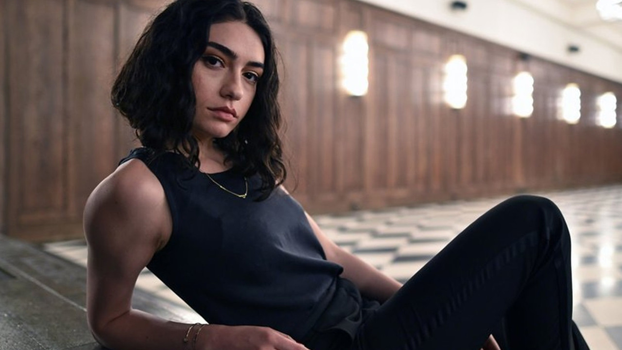 Hayat Bugün'ün başrolü Hazar Ergüçlü siyah transparan elbisesiyle nefes kesti
