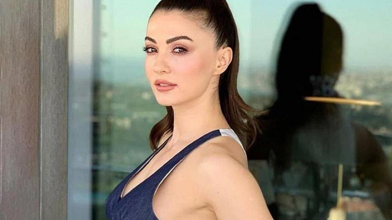 Burcu Özberk'ten arabanın üzerinde göğüs dekolteli poz! - Resim: 4