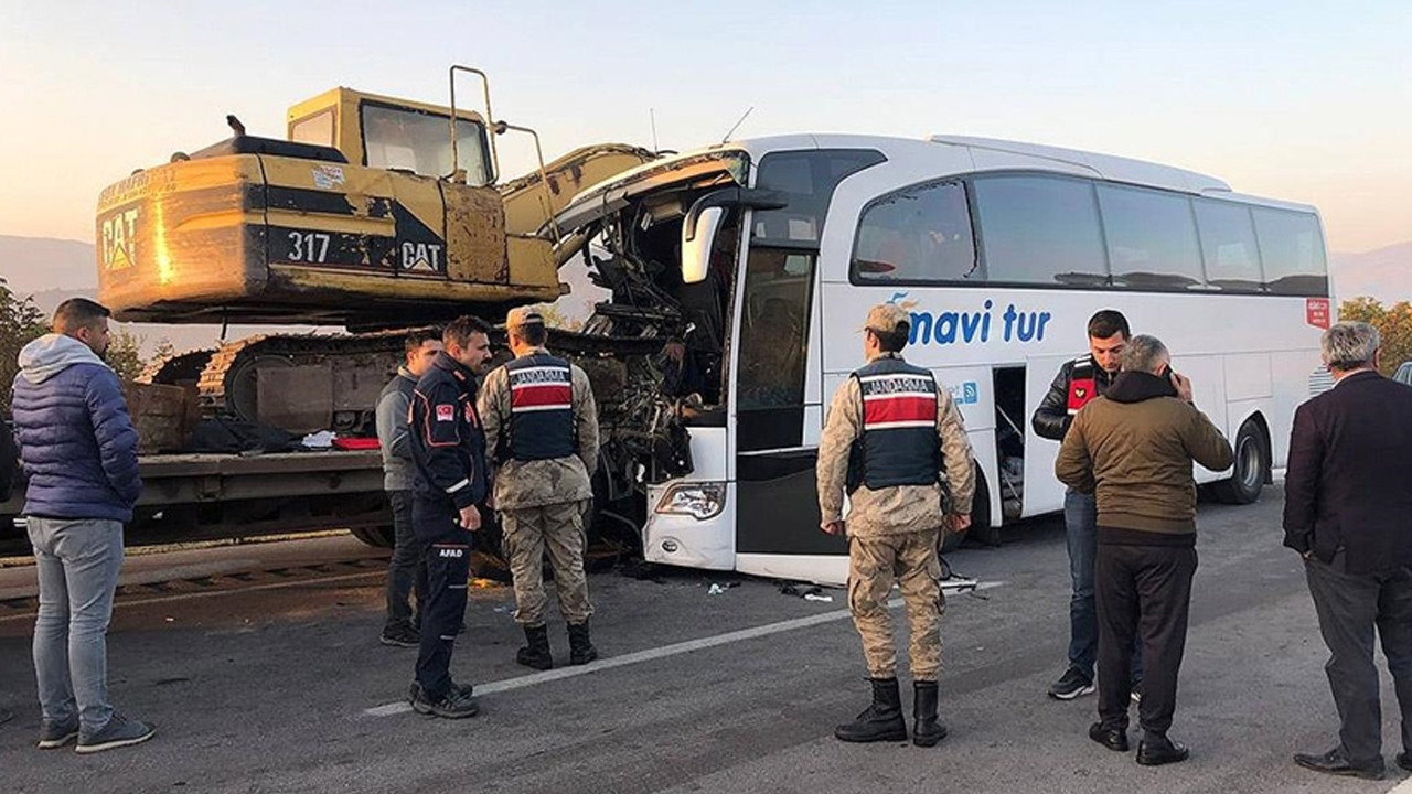 Yolcu otobüsü ile TIR çarpıştı: Ölü ve yaralılar var