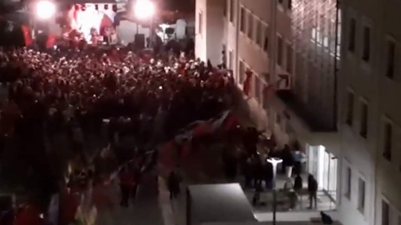 Kız yurdunda gece İzmir Marşı yankılandı