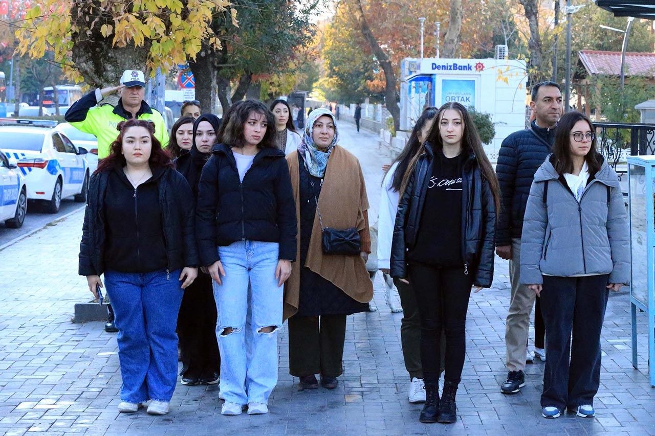 Saat 9'u 5 geçe Türkiye'de hayat durdu - Resim: 5