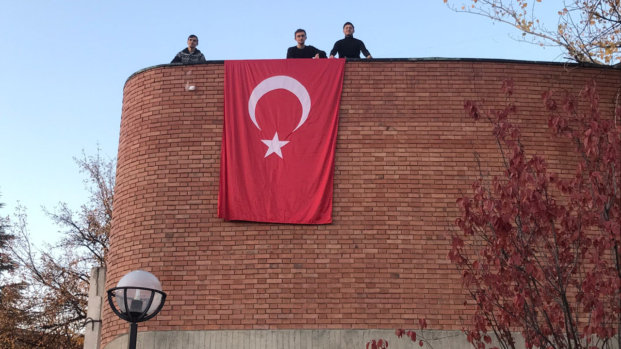 TGB'den ''katil devlet'' pankartına Türk Bayrağı ile yanıt verdi