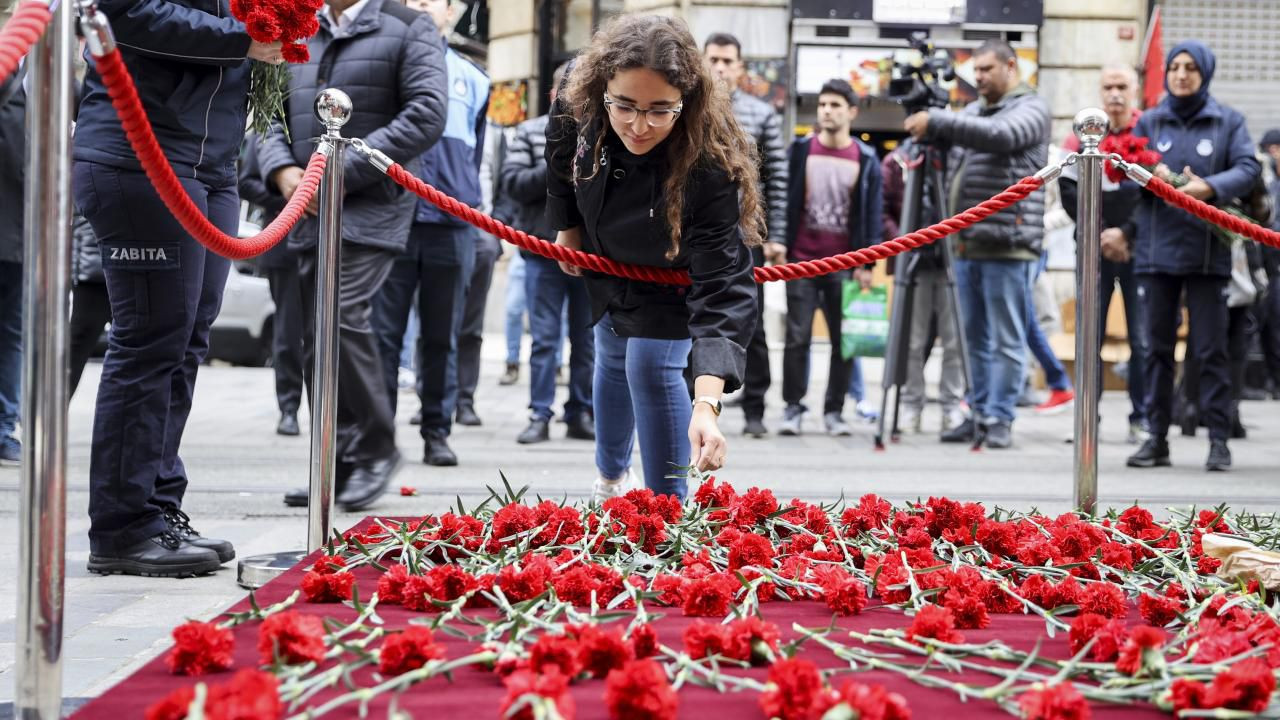 Taksim kırmızıya büründü! Vatandaşlar akın ediyor - Resim: 3