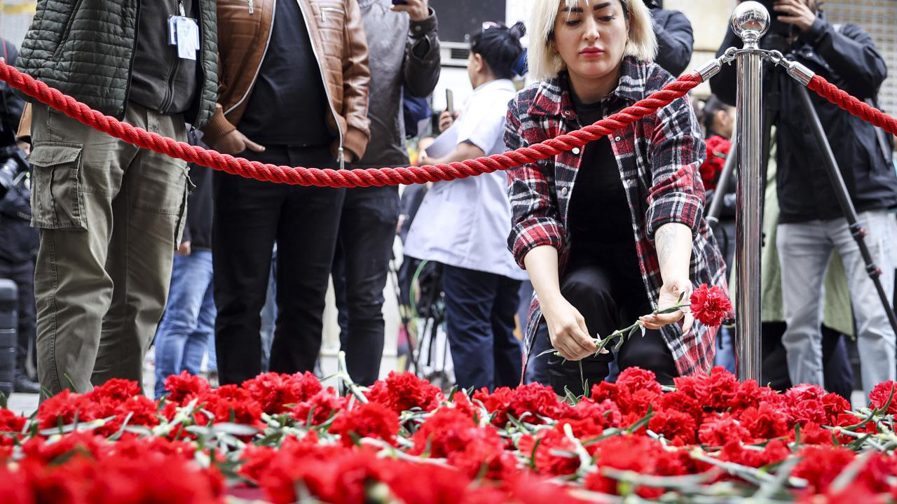 Taksim kırmızıya büründü! Vatandaşlar akın ediyor