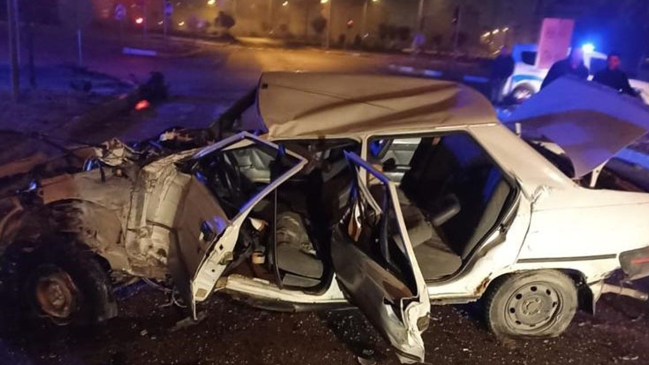 Yolcu otobüsüyle çarpışan otomobil 1 kişiye mezar oldu