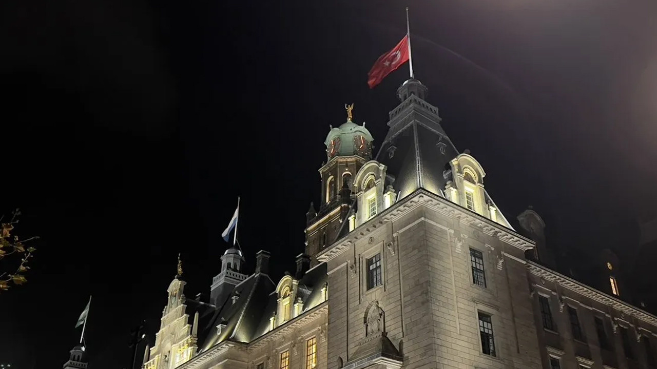 Hollanda'da belediye binasında Türk bayrağı dalgalandı