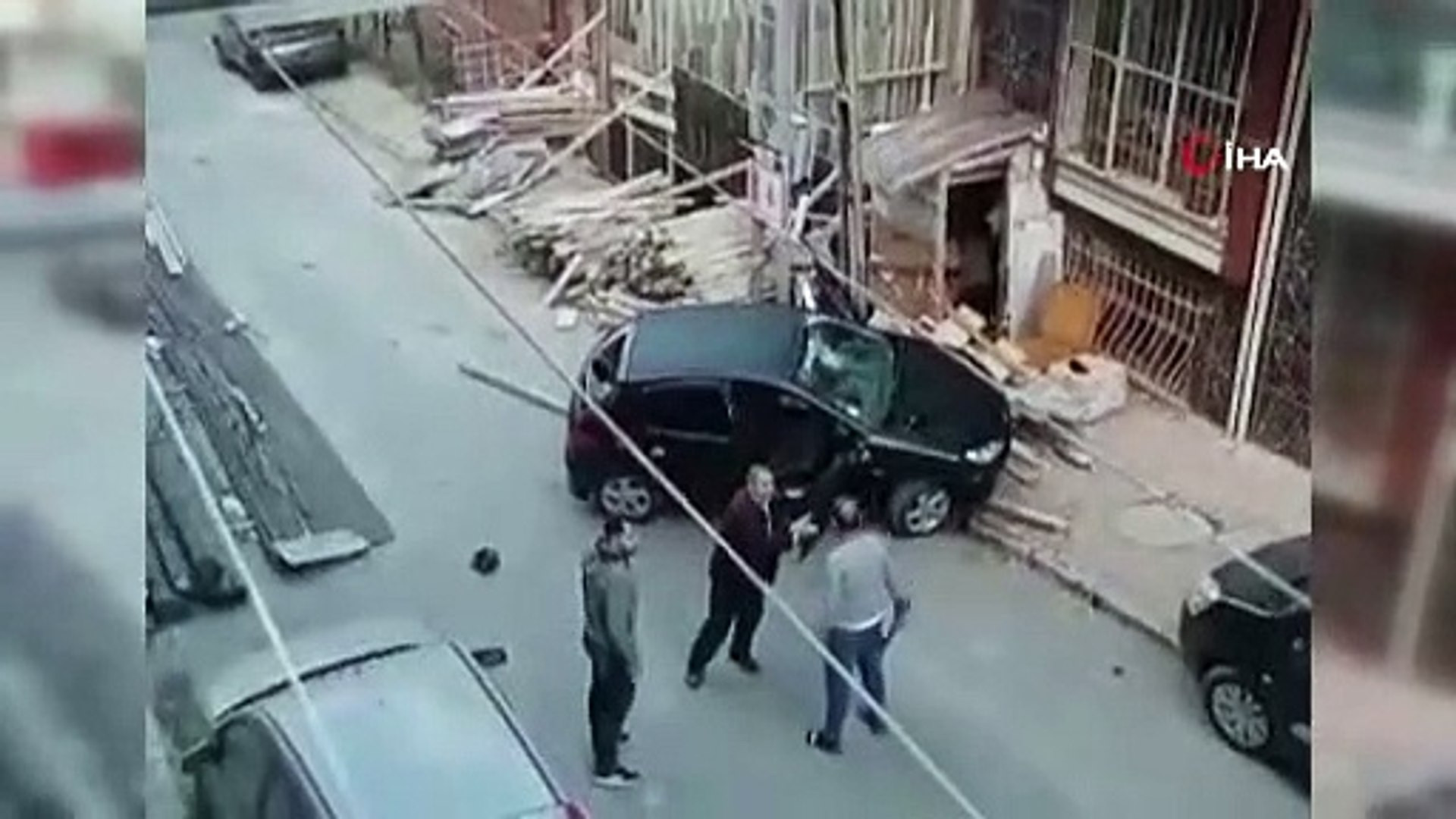 Taciz zanlısına sokak ortasında öldüresiye dayak kamerada
