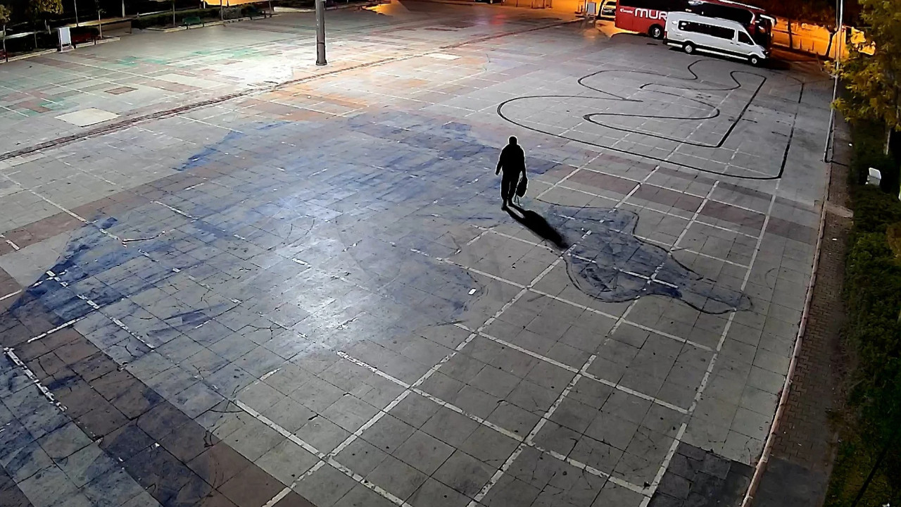 Yakalayın bu haini! Atatürk Anıtı'na hain saldırı