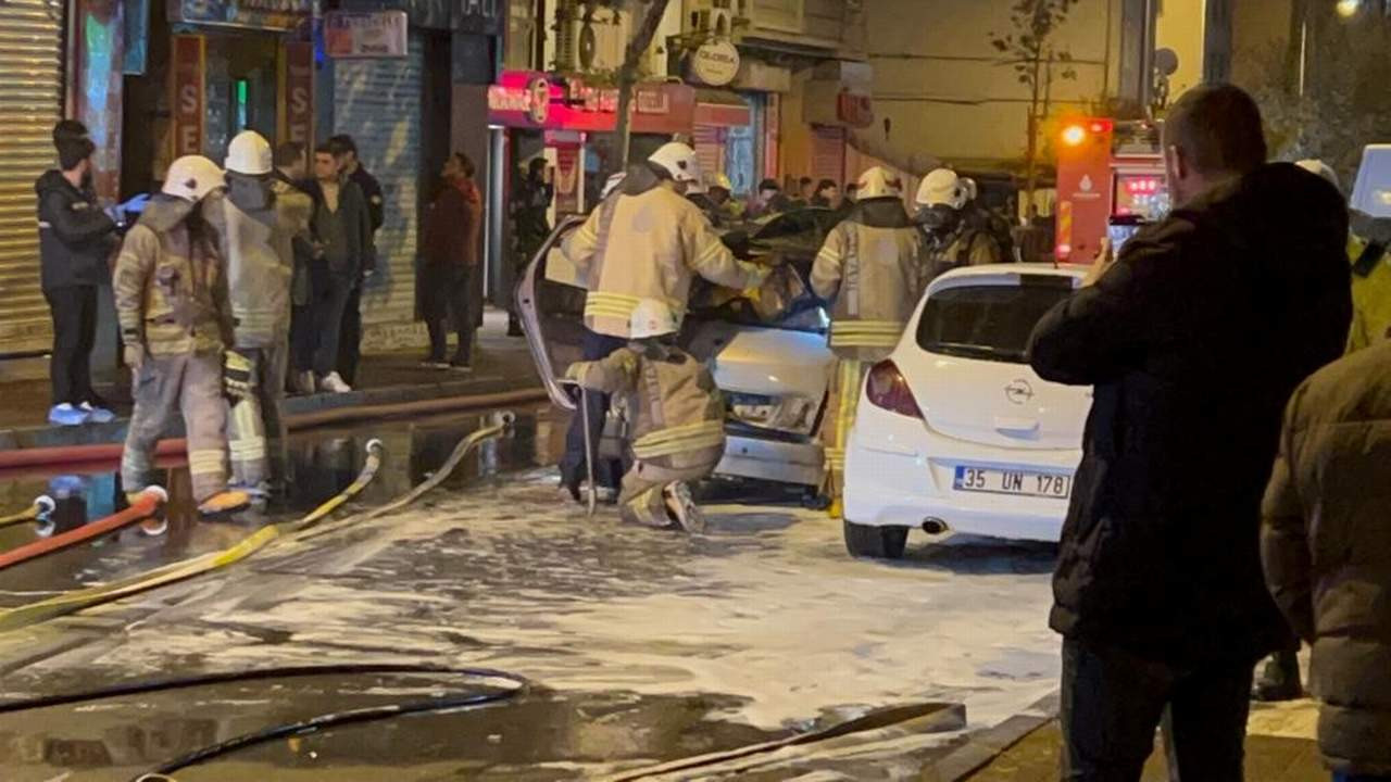 İstanbul'da 5 araç alev alev yandı